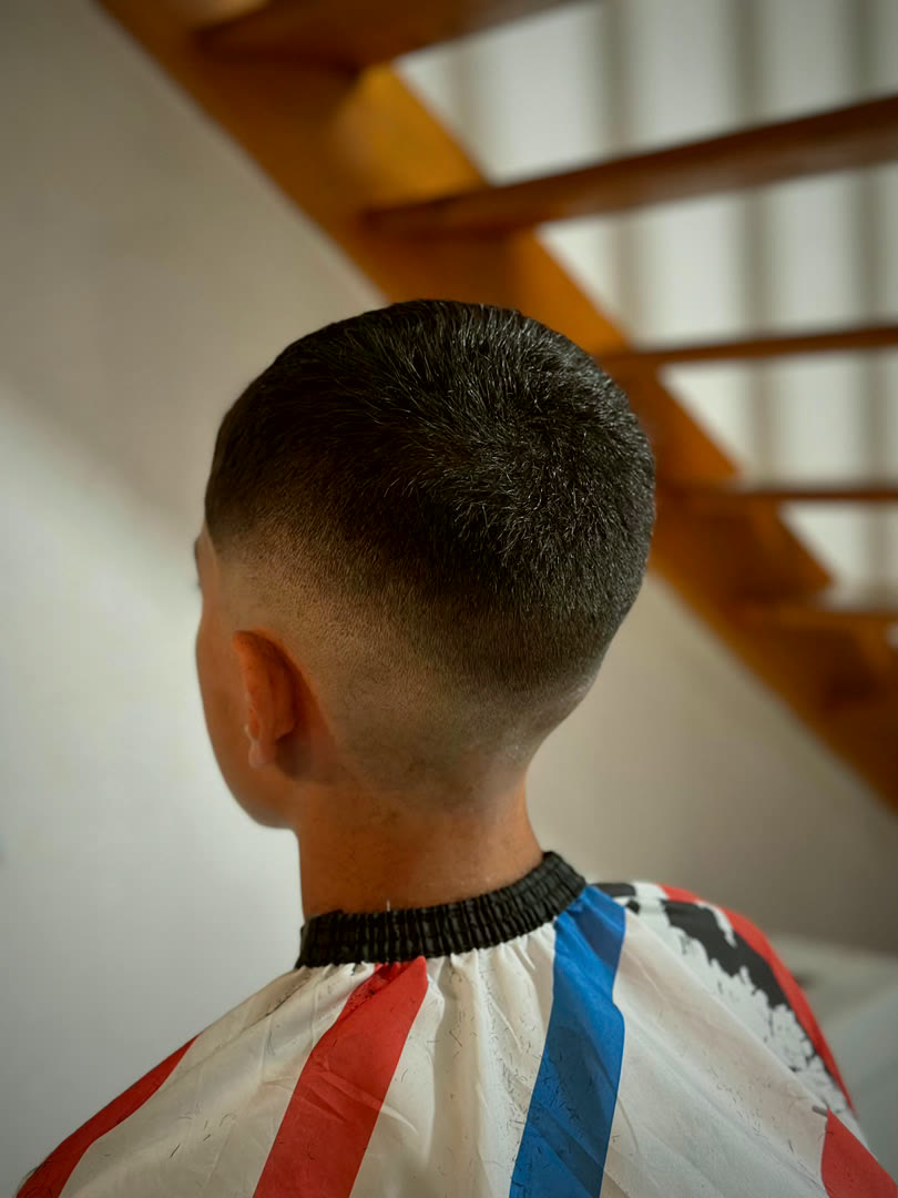 Coupe courte avec dégradé à la nuque