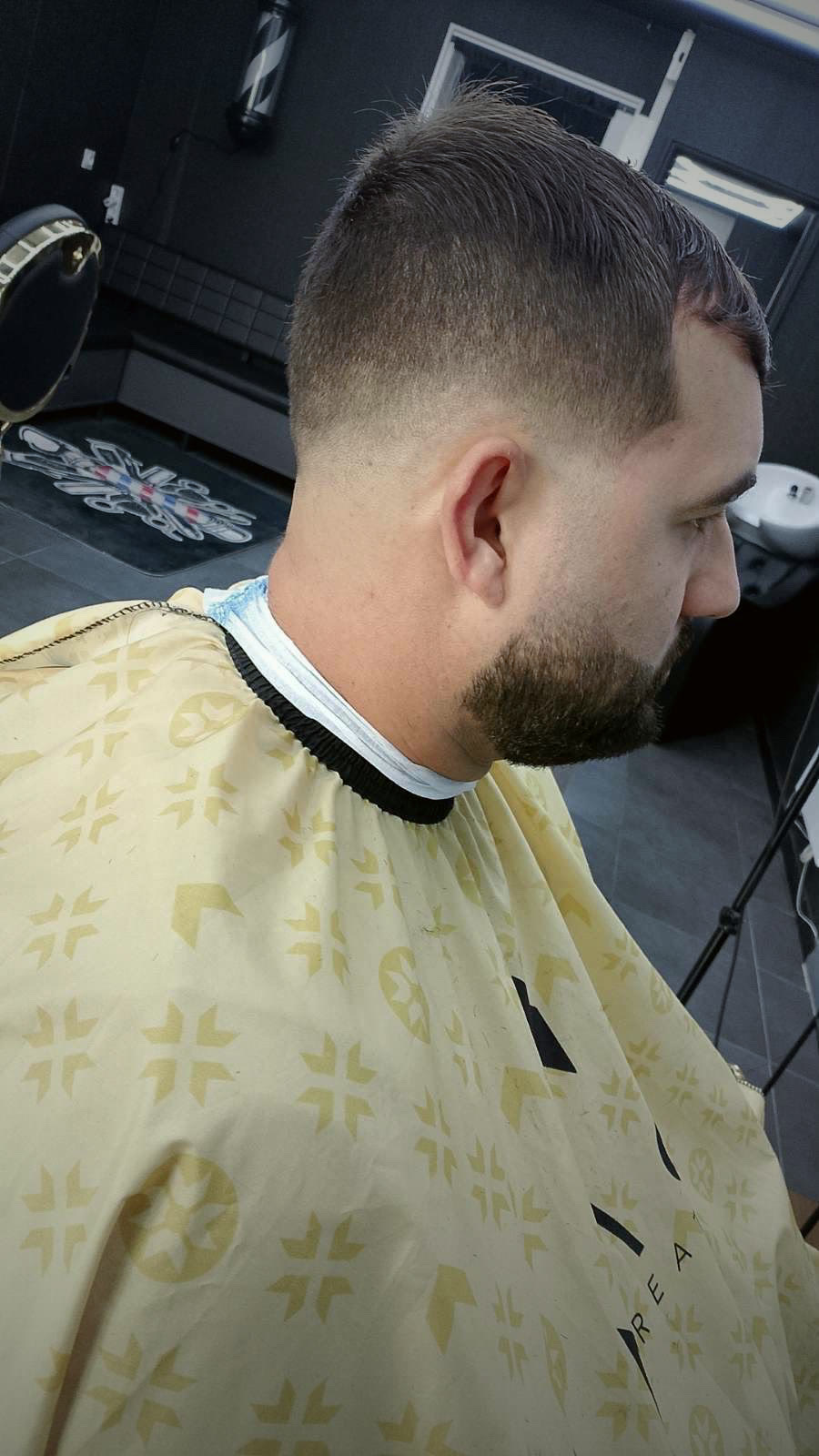 Dégradé bas et barbe taillée