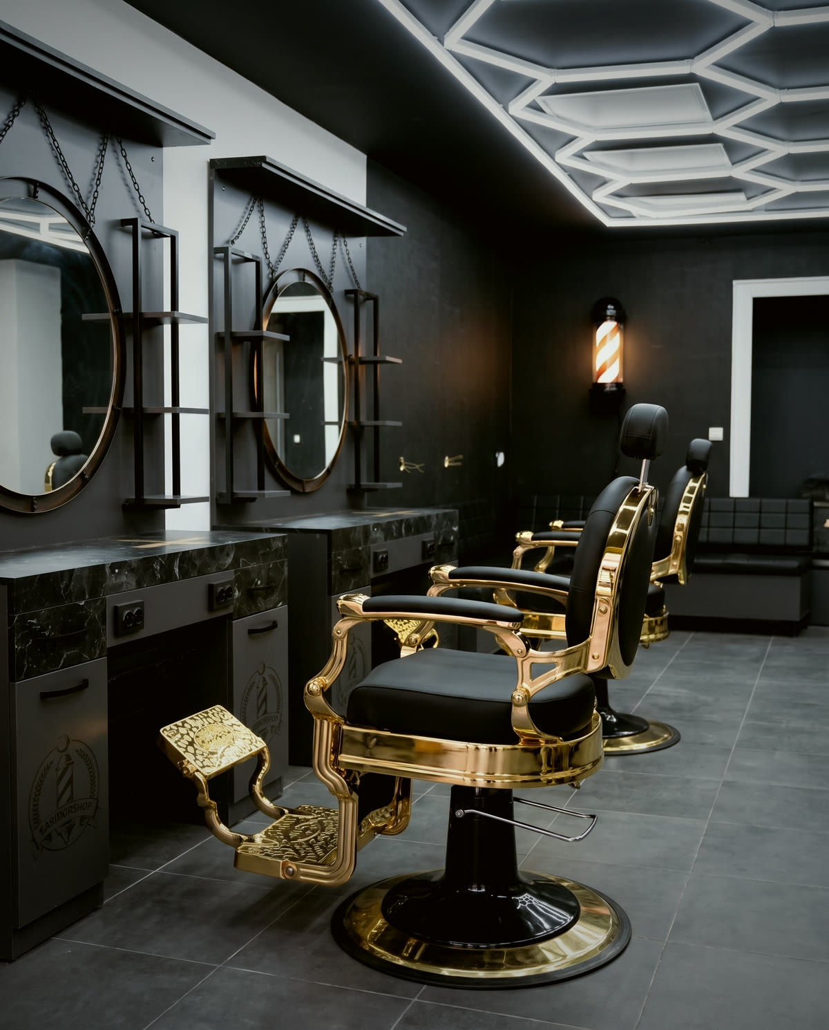 Fauteuils de barbier noir et or du salon Royal Coiff